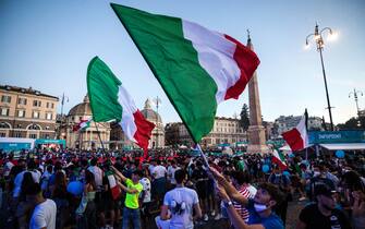 Tifosi azzurri e bandiere dell'Italia in piazza del Popolo, a Roma
