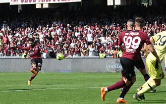 Salernitana’s Antonio Candreva scores the goal during the Italian Serie A soccer match US Salernitana vs AC Udinese at the Arechi stadium in Salerno, Italy, 27 May 2023.
ANSA/MASSIMO PICA