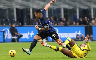 Inter Milan’s Lautaro Martinez (L) challenges for the ball with Verona’s Michael Folorunsho  during the Italian serie A soccer match between Fc Inter  and Verona at  Giuseppe Meazza stadium in Milan, 6 January 2024.
ANSA / MATTEO BAZZI