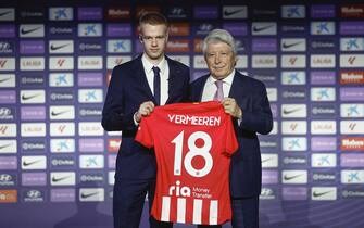 epa11112371 Belgian midfielder Arthur Vermeeren (L) and Atletico Madrid president Enrique Cerezo (R) pose with his jersey as Vermeeren is presented as Atletico Madrid's new signing, during a press conference in Madrid, Spain, 29 January 2024.  EPA/Rodrigo Jimenez
