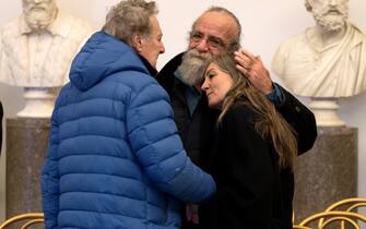 Ezio Iacchetti, Giobbe Covatta salutano Camilla, una dei tre figli di Maurizio Costanzo, alla camera ardente di Maurizio Costanzo allestita presso la Sala della Protomoteca in Campidoglio, Roma, 26 febbraio 2023. ANSA/ MASSIMO PERCOSSI