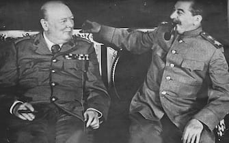 Joseph Stalin (D) e Wiston Churchill (S) durante un incotnro, Mosca, 1947. ANSA