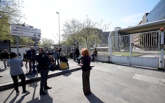 Silvio Berlusconi ricoverato all'ospedale San Raffaele, giornalisti in attesa all'esterno di un ingresso secondario a Milano, 5 aprile 2023.ANSA/MOURAD BALTI TOUATI

