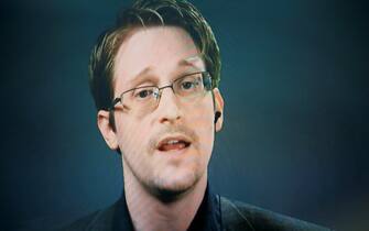 epa08792820 (FILE) - Edward Snowden, seen on a screen via satellite from Moscow, Russia, speaks during a press conference about a new campaign to persuade US President Barack Obama to pardon him for violating the United States' Espionage Act in 2013 by leaking classified documents in New York, New York, USA, 14 September 2016 (reissued 02 November 2020). Snowden on 02 November 2020 wrote on Twitter that he and his wife plan to apply for a dual Russian-US citizenship.  EPA/JUSTIN LANE *** Local Caption *** 53017456