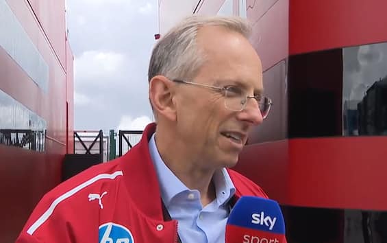 https://static.sky.it/editorialimages/bafd1939cb6410601f6b9517c2ba0c1f10d4c50d/skysport/it/motori/formula-1/video/2025/07/06/f1-ferrari-vigna-intervista-video/VIGNA_stamp.jpg?im=Resize,width=565