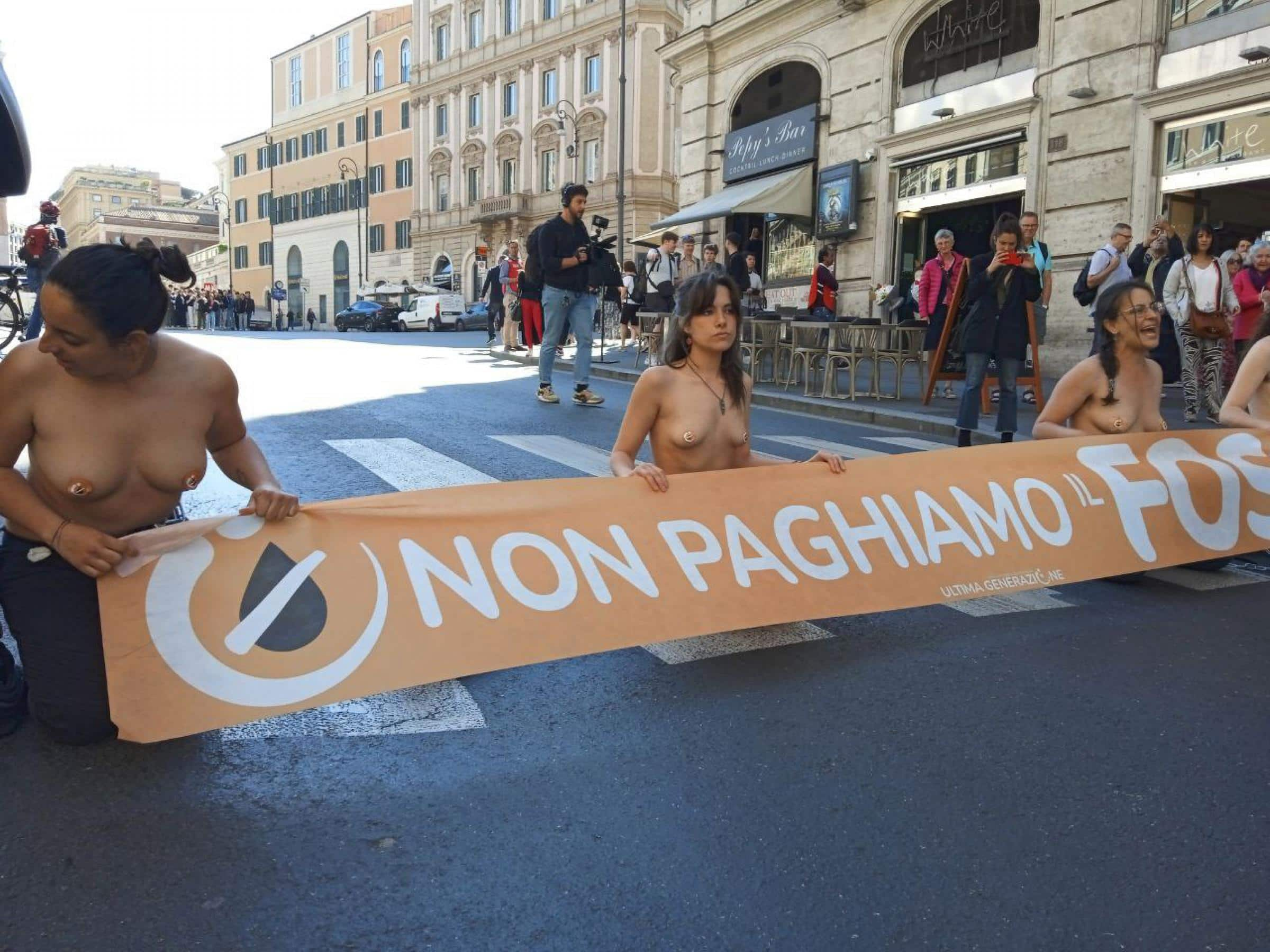 Attivisti di Ultima Generazione nudi e incatenati a Roma: blitz in via del  Tritone | Sky TG24