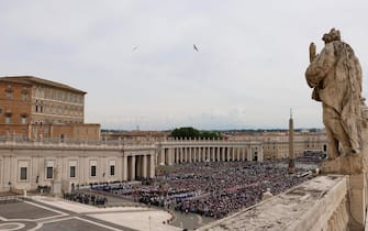 Pope Leo XIV leads the Regina Coeli prayer from the central loggia of Saint Peter's Basilica at the Vatican City, 11 May 2025. ANSA/ANDREA SOLERO
(Caeli, preghiera, Papa Leone, San Pietro, Vaticano)