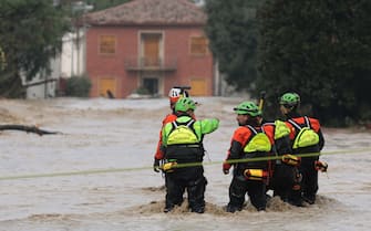Le operazioni di soccorso e salvataggio delle persone a Traversara, la frazione di Bagnacavallo allagata dopo la rottura dell'argine del fiume Lamone, 19 settembre 2024. /// Rescue and lifesaving operations of people in Traversara, the hamlet of Bagnacavallo flooded after the break of the Lamone river embankment, in Traversara, Emilia-Romagna region, Italy, 19 September 2024.
ANSA/ FABRIZIO ZANI