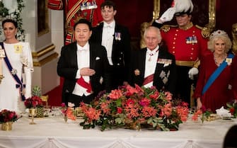 LONDON, ENGLAND - NOVEMBER 21: Catherine, Princess of Wales, President of South Korea Yoon Suk Yeol, King Charles III and Queen Camilla at the State Banquet at Buckingham Palace on November 21, 2023 in London, England. King Charles is hosting Korean President Yoon Suk Yeol and his wife Kim Keon Hee on a state visit from November 21-23. It is the second incoming state visit hosted by the King during his reign. (Photo by Aaron Chown - WPA Pool/Getty Images)