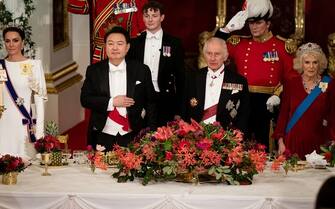 LONDON, ENGLAND - NOVEMBER 21: Catherine, Princess of Wales, President of South Korea Yoon Suk Yeol, King Charles III and Queen Camilla at the State Banquet at Buckingham Palace on November 21, 2023 in London, England. King Charles is hosting Korean President Yoon Suk Yeol and his wife Kim Keon Hee on a state visit from November 21-23. It is the second incoming state visit hosted by the King during his reign. (Photo by Aaron Chown - WPA Pool/Getty Images)