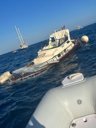 Un'immagine del motoscafo dopo l'incidente di Amalfi