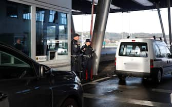 epa10930325 Slovenian police officers check vehicles at the Obrezje-Bregana border between Slovenia and Croatia crossing near Obrezje village, Slovenia, 21 October 2023. On 21 October, Ljubljana temporarily reinstated traffic controls along its border sections shared with Croatia and Hungary, justifying the measures as part of necessary steps to tighten national security against potential terrorist attacks and to curb the increased illegal migration coming from the Middle East.  EPA/ANTONIO BAT