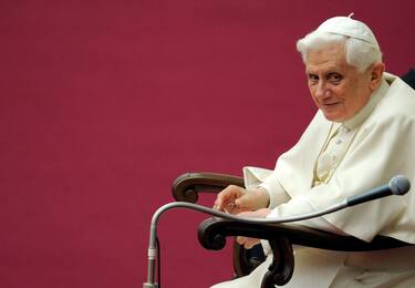 Papa Benedetto XVI questa mattina nell'Aula Paolo VI durante l'udienza generale, in una foto d'archivio.ANSA / ETTORE FERRARI