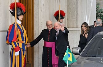 Brazilian President Luiz Inacio Lula da Silva (C) and his wife first lady Rosangela Silva (R) arrives for a private audience with Pope Francis at the Vatican, 21 June 2023.   ANSA/ALESSANDRO DI MEO - POOL