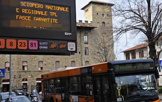 Un autobus dell'ATAF durante  lo sciopero nazionale dei trasporti a Firenze, 19 marzo  2014. 
ANSA/MAURIZIO DEGL INNOCENTI
