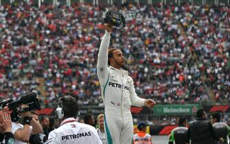 Lewis Hamilton festeggia il quinto titolo mondiale dopo il Gp del Messico nel 2018