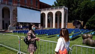 Fase 3 , ultimi preparativi per il cinema e teatro all' aperto nel giardino della Triennale di Milano
