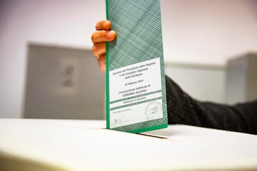Operazioni di voto per l'elezione del presidente della Regione a Carbonia, 25 Febbraio 2024. ANSA / FABIO MURRU (seggio, generica, simbolica, elezioni, voto, sardegna, urne, scheda, uomo, maschio, mano)