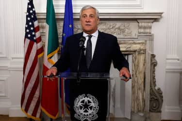 Il ministro degli Esteri Antonio Tajani interviene all inaugurazione della mostra Collezione Farnesina, presso il Consolato Generale d Italia a New York, 16 settembre 2023, ANSA/VINCENZO LIVIERI
