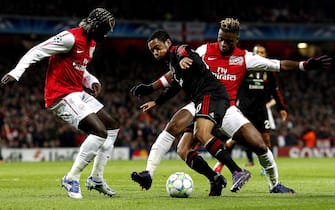 epa03134594 Arsenal's Bacary Sagna (L) and Alex Song (R) vie for the ball with AC Milan's Robinho (C) during their UEFA Champions League round of 16 second leg soccer match in London, Britain, 06 March 2012.  EPA/KERIM OKTEN