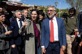 La segretaria del Pd, Elly Schlein con il sindaco di Riano Luca Abbruzzetti ed i componenti alla segreteria del partito durante  la prima riunione della segreteria Pd  a Riano (Roma), 21 aprile 2023 .
ANSA/MASSIMO PERCOSSI