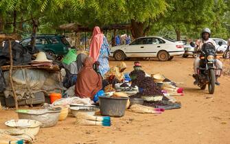 Gente per strada a Niamey