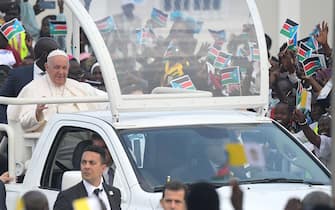 Papa Francesco all'arrivo per la messa al Mausoleo John Garang di Giuba