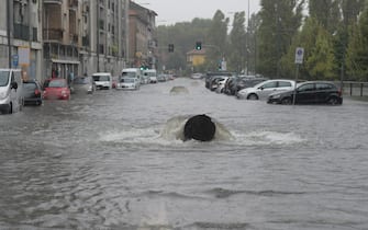 Strade chiuse e allagamenti a causa del maltempo che ha provocato l esondazione del fiume Lambro tra il quartiere di Ponte Lambro a Milano e la frazione Linate di Peschiera Borromeo, 05 Settembre 2024. /// Roads closed and flooding due to bad weather that caused the Lambro river to overflow between the Ponte Lambro district of Milan and the Linate district of Peschiera Borromeo, Italy, 05 September 2024.ANSA/ANDREA CANALI