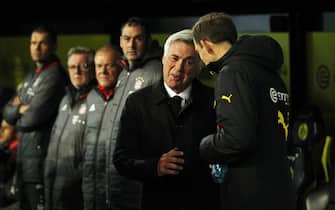 epa05638558 Bayern Munich's head coach Carlo Ancelotti (C) greets Dortmund's coach Thomas Tuchel (R) before the German Bundesliga soccer match between Borussia Dortmund and Bayern Munich in Dortmund, Germany, 19 November 2016.  EPA/INA FASSBENDER (EMBARGO CONDITIONS - ATTENTION - Due to the accreditation guidelines, the DFL only permits the publication and utilisation of up to 15 pictures per match on the internet and in online media during the match)