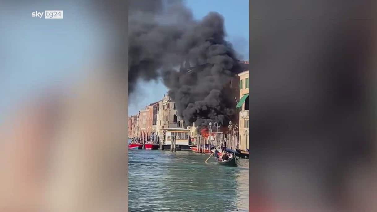 venezia incendio su barcone nel canal grande