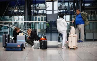epa11977857 Passengers wait at Heathrow Airport in London, Britain, 21 March 2025. The Heathrow Airport on 21 March announced it would be closed all day, following a power outage 'due to a fire at an electrical substation supplying the airport'.  EPA/TOLGA AKMEN