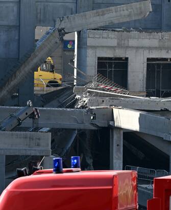 I soccorsi nel cantiere edile dove si è verificato un crollo a Firenze, in via Mariti, alla periferia della città, 16 febbraio 2024. 
ANSA/CLAUDIO GIOVANNINI