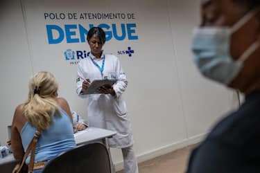 epa11131569 A health worker checks a patient suspected of dengue at the Dengue Care Center of the Rodolpho Rocco Polyclinic, in the Del Castilho neighborhood, in Rio de Janeiro, Brazil, 06 February 2024. Brazil is facing a spike in dengue cases with 262,247 positive cases so far in 2024 and of which in January alone they increased by 160 percent compared to the same month in 2023. The lack of vaccines has been one of the obstacles for Brazil, which is awaiting the arrival of a Japanese immunizer but which will only be applied to three million people in a country of 210 million inhabitants.  EPA/Andre Coelho