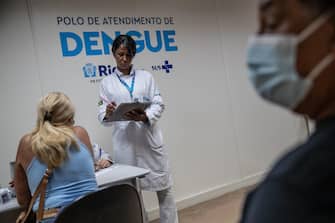 epa11131569 A health worker checks a patient suspected of dengue at the Dengue Care Center of the Rodolpho Rocco Polyclinic, in the Del Castilho neighborhood, in Rio de Janeiro, Brazil, 06 February 2024. Brazil is facing a spike in dengue cases with 262,247 positive cases so far in 2024 and of which in January alone they increased by 160 percent compared to the same month in 2023. The lack of vaccines has been one of the obstacles for Brazil, which is awaiting the arrival of a Japanese immunizer but which will only be applied to three million people in a country of 210 million inhabitants.  EPA/Andre Coelho