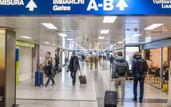 Milano. Aeroporto di Linate Controllo Green Pass, viaggi e controlli normative COVID19 (Milano - 2022-01-26, Carlo Cozzoli) p.s. la foto e' utilizzabile nel rispetto del contesto in cui e' stata scattata, e senza intento diffamatorio del decoro delle persone rappresentate