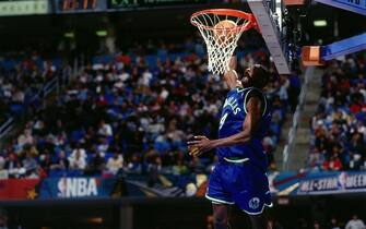 CLEVELAND - FEBRUARY 8:  Michael Finley #4 of the Dallas Mavericks soars for a dunk during the 1997 Nestle Crunch Slam Dunk Contest on February 8, 1997 at the Gund Arena in Cleveland, Ohio. NOTE TO USER: User expressly acknowledges that, by downloading and or using this photograph, User is consenting to the terms and conditions of the Getty Images License agreement. Mandatory Copyright Notice: Copyright 1997 NBAE (Photo by Andrew D. Bernstein/NBAE via Getty Images)