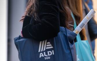 11 December 2023, Hesse, Frankfurt/Main: A passer-by carries an Aldi Süd shopping bag along Frankfurt's Zeil shopping street Photo: Frank Rumpenhorst/dpa (Photo by Frank Rumpenhorst/picture alliance via Getty Images)