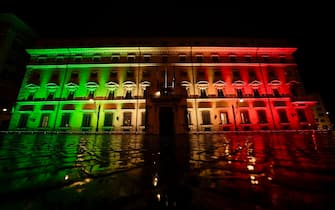 La facciata principale di Palazzo Chigi illuminata con i colori della Bandiera Nazionale, in occasione del Giorno dell'Unità Nazionale e Giornata delle Forze Armate, 4 novembre 2023. ANSA/ FILIPPO ATTILI - UFFICIO STAMPA ++HO - NO SALES EDITORIAL USE ONLY++ NPK++