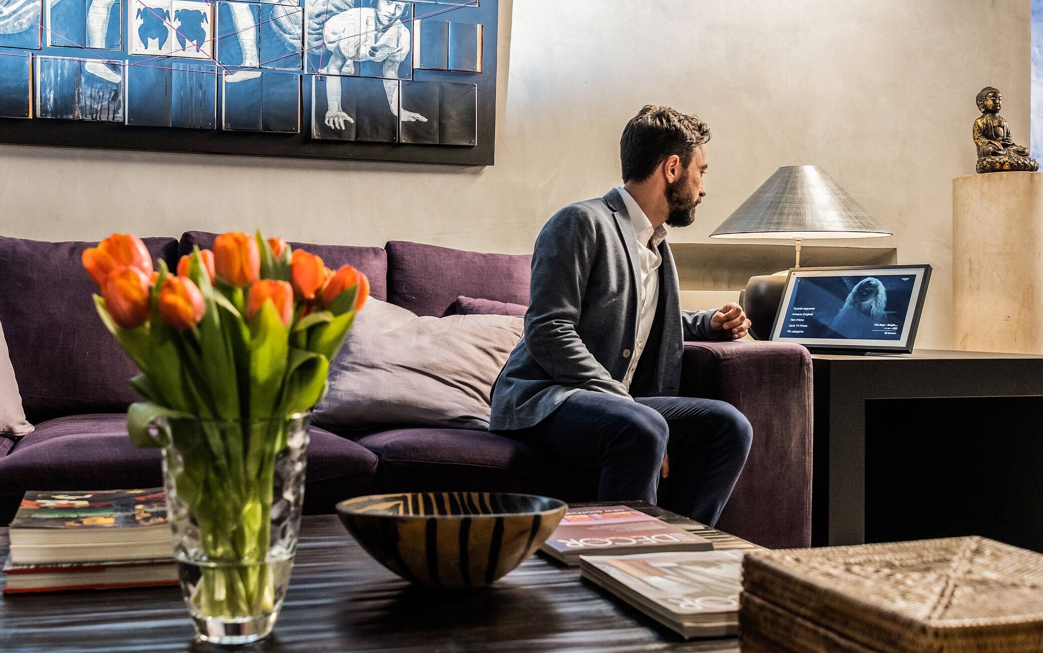 Con il supporto (venduto separatamente) è possibile posizionare Echo Show 15 su una superficie come un tavolo o un mobile, come se fosse una cornice Con il supporto (venduto separatamente) è possibile posizionare Echo Show 15 su una superficie come un tavolo o un mobile, come se fosse una cornice