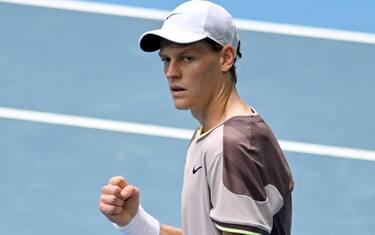 epa11088641 Jannik Sinner of Italy celebrates match point during his 3rd round win over Sebastian Baez of Argentina on Day 6 of the 2024 Australian Open at Melbourne Park in 
Melbourne, Australia, 19 January 2024.  EPA/LUKAS COCH AUSTRALIA AND NEW ZEALAND OUT