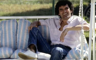 Italian actors and directors Massimo Troisi and Roberto Benigni smiling seated on a swing. 1984  (Photo by Rino Petrosino\Mondadori via Getty Images)