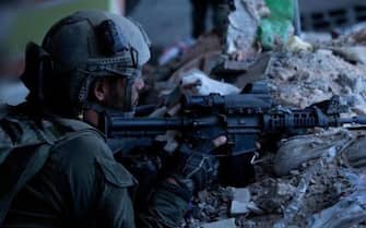 Soldati israeliani hanno preso il controllo del porto di Gaza usato da Hamas. Lo ha fatto sapere il portavoce militare secondo cui truppe della 118/a Brigata corazzata e dell'unit‡ d'elite 'Flotilla 13' hanno "scoperto 10 imbocchi di tunnel e distrutto 4 strutture usate per il terrorismo, uccidendo 10 terroristi". Hamas - ha aggiunto - ha usato il luogo, "mascherato da porto civile, come area per addestramento e conduzione di attacchi terroristici, il tutto utilizzando navi civili e della polizia portuale di Gaza". +++ ISRAEL DEFENCE FORCES +++ NPK +++