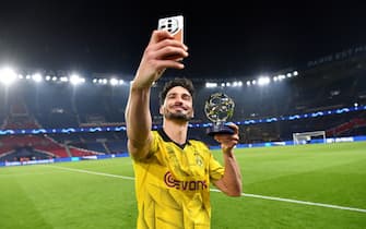 PARIS, FRANCE - MAY 07: Mats Hummels of Borussia Dortmund takes a selfie using a Oppo mobile phone with his PlayStation Player of the Match award after the UEFA Champions League semi-final second leg match between Paris Saint-Germain and Borussia Dortmund at Parc des Princes on May 07, 2024 in Paris, France. (Photo by Valerio Pennicino - UEFA/UEFA via Getty Images)