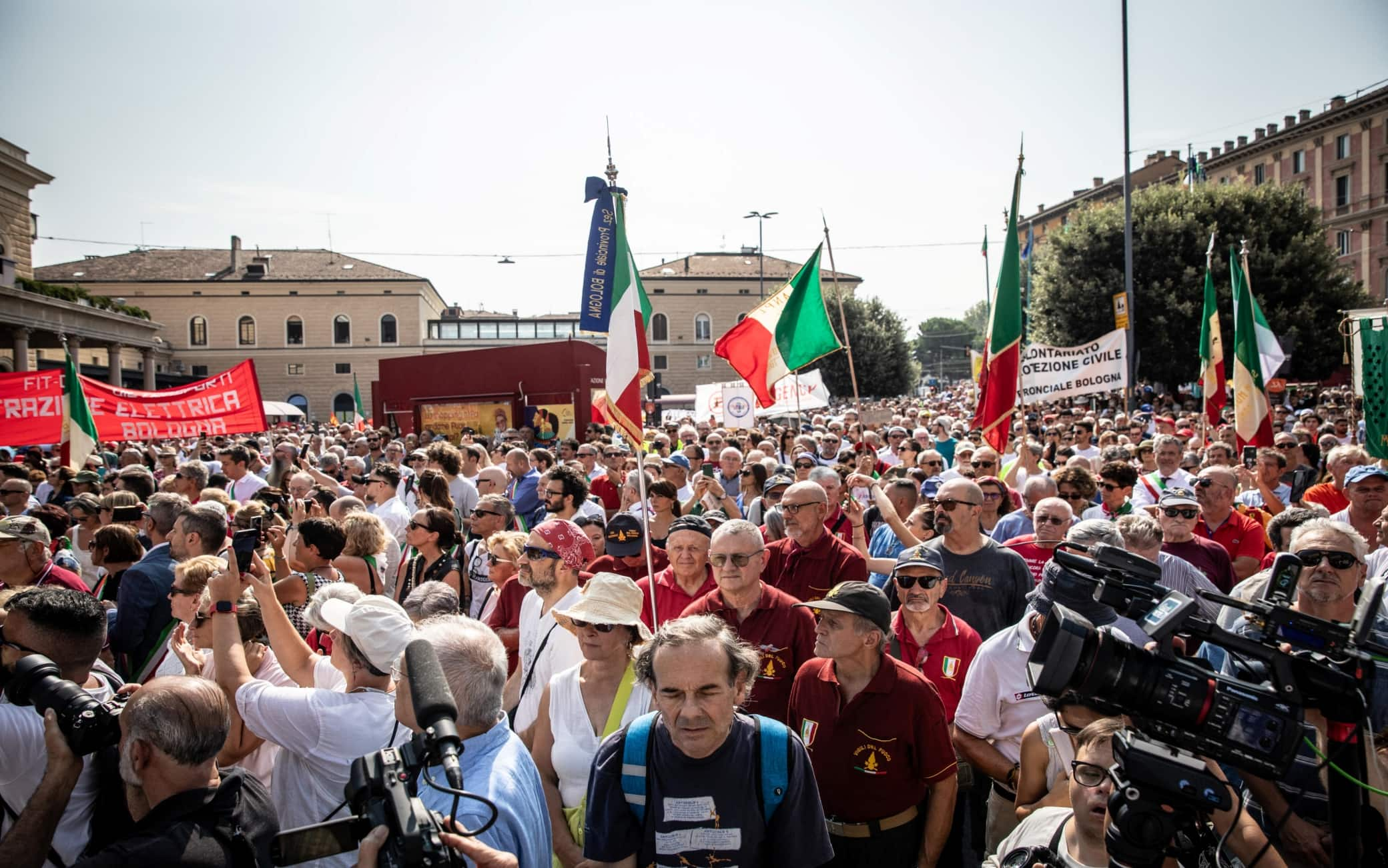 La piazza di fronte alla stazione piena per celebrare il 44esimo anniversario della strage del 2 agosto 1980 Bologna/ 2 agosto 2024 ANSA/MAX CAVALLARI/ DATA ANSA/MAX CAVALLARI