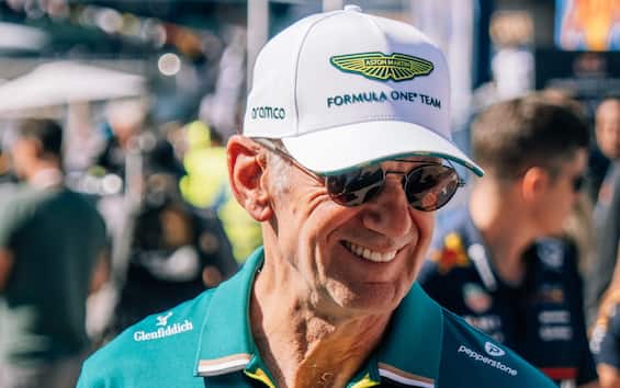 https://static.sky.it/editorialimages/bc84ae8fe97cd6d1e4c65090b6375a5ef57436d9/skysport/it/motori/formula-1/video/2025/05/23/f1-newey-aston-martin-gp-monaco-video/f1_newey_gp_monaco_aston_martin.jpg?im=Resize,width=565
