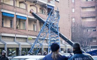 passanti guardano gru crollata in gia genova a torino