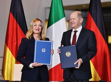 epa10989819 German Chancellor Olaf Scholz and Italian Prime Minister Giorgia Meloni sign an agreement during the German-Italian government consultations at the Chancellery in Berlin, Germany, 22 November 2023. At the meeting, the two heads of government and ministers from both countries will discuss issues relating to climate, energy, industry and the security policy of both countries.  EPA/HANNIBAL HANSCHKE