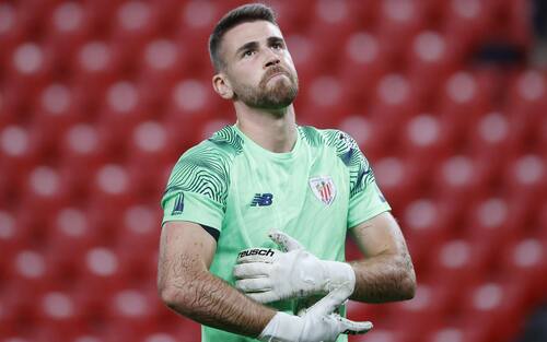 epa10216410 Bilbao's goalkeeper Unai Simon warms up for the Spanish LaLiga soccer match between Athletic Bilbao and UD Almeria in Bilbao, northern Spain, 30 September 2022.  EPA/Luis Tejido