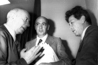 Roma, 2 luglio 1976
Un momento di pausa fra una riunione e la'ltra dei massimi dirigenti del Partito comunista. Da sinistra Giancarlo Pajetta, Giorgio Napolitano e Enrico Berlinguer
Foto Archivio Storico ANSA