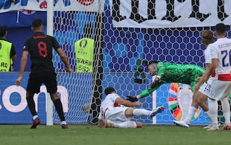 epa11422820 Klaus Gjasula of Albania (L) scores the 2-2 goal during the UEFA EURO 2024 group B match between Croatia and Albania in Hamburg, Germany, 19 June 2024.  EPA/ABEDIN TAHERKENAREH
